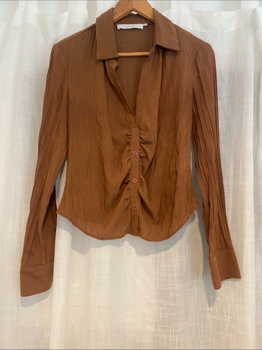 ASTR Rust Brown Ruched Button-Front Long Sleeve Shirt